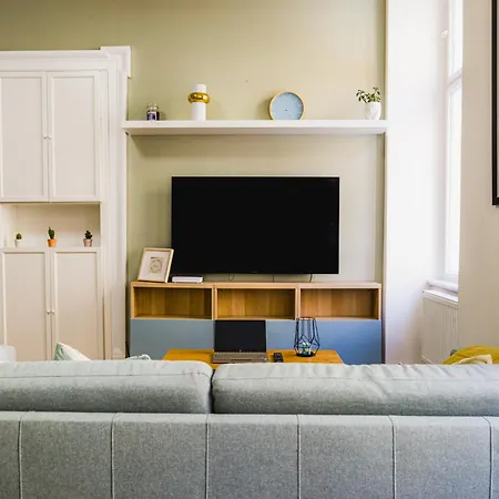 Rentero Bright With 3 Bedrooms 公寓 *