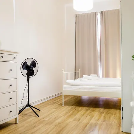 Rentero Bright With 3 Bedrooms 公寓 *